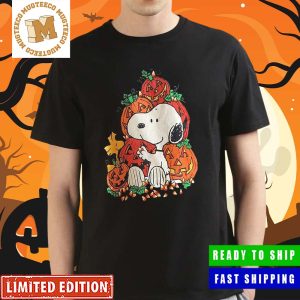 Snoopy Plays With Pumpkins Halloween Vintage Unisex T-Shirt