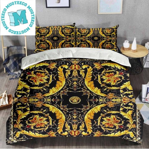 Versace Small Logo And Barocco Print Pattern In Black Most Comfortable Bedding Set Versace Small Logo And Barocco Print Pattern In Black Most Comfortable Bedding Set